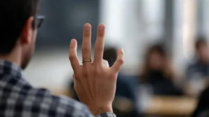 Read more about the article What Does 4 Fingers Up Mean in Text, Photos, and Real Life?